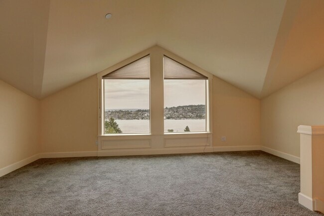 Building Photo - Grand 4 bedroom /2.5-bathroom Townhome w/ Sweeping Views of Lake Union & Cascades!