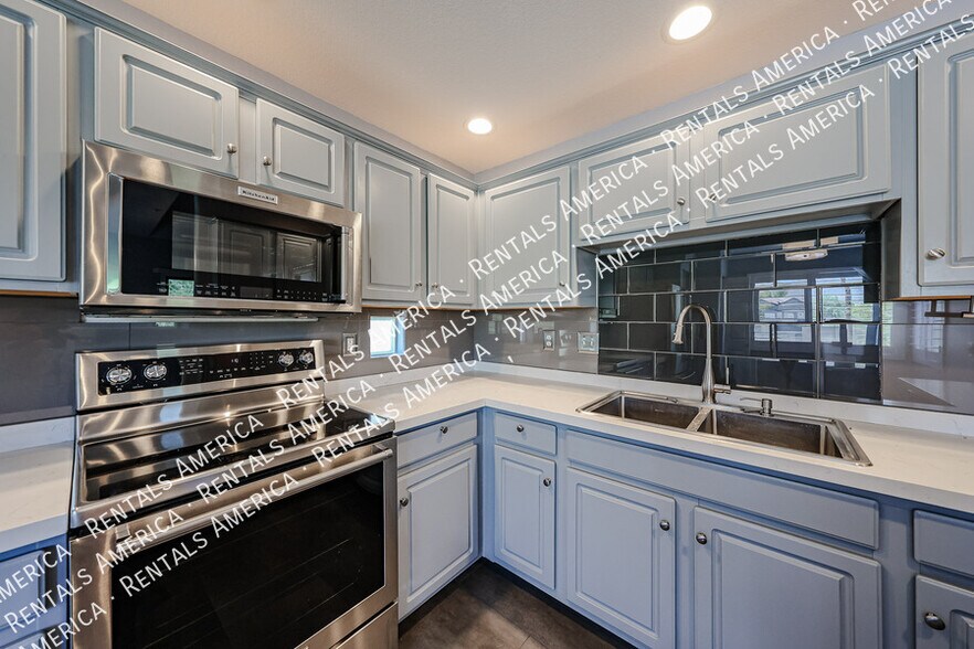 Building Photo - 9555 E Raintree Dr