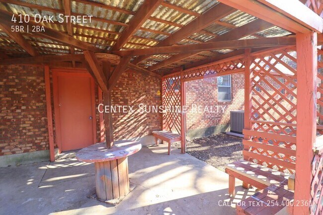 Building Photo - 410 Oak St