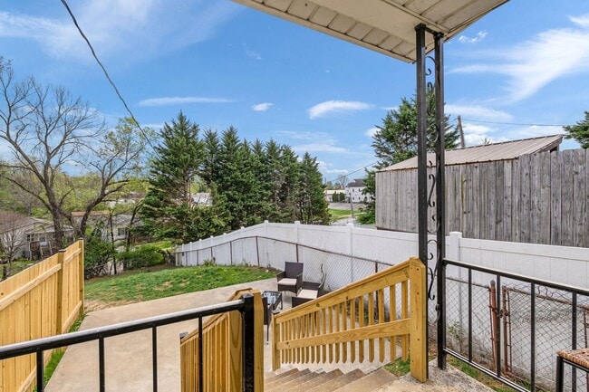 Building Photo - 142 E Park Dr