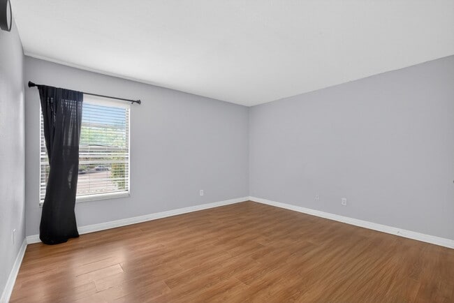 Building Photo - Cozy 3 Bedroom Available in Tampa!