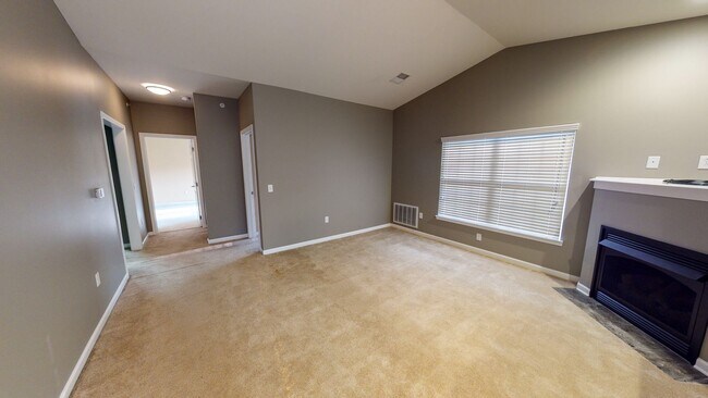 Building Photo - Second Floor Rear View 3 Bedroom in a Gated Community!