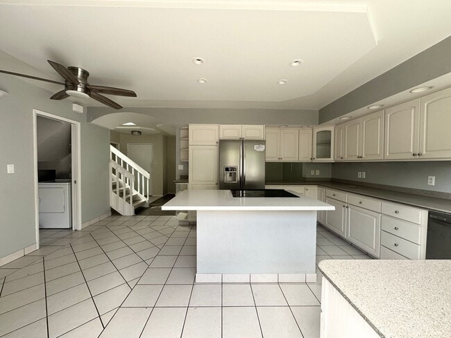 Building Photo - 1058 Awawamalu St