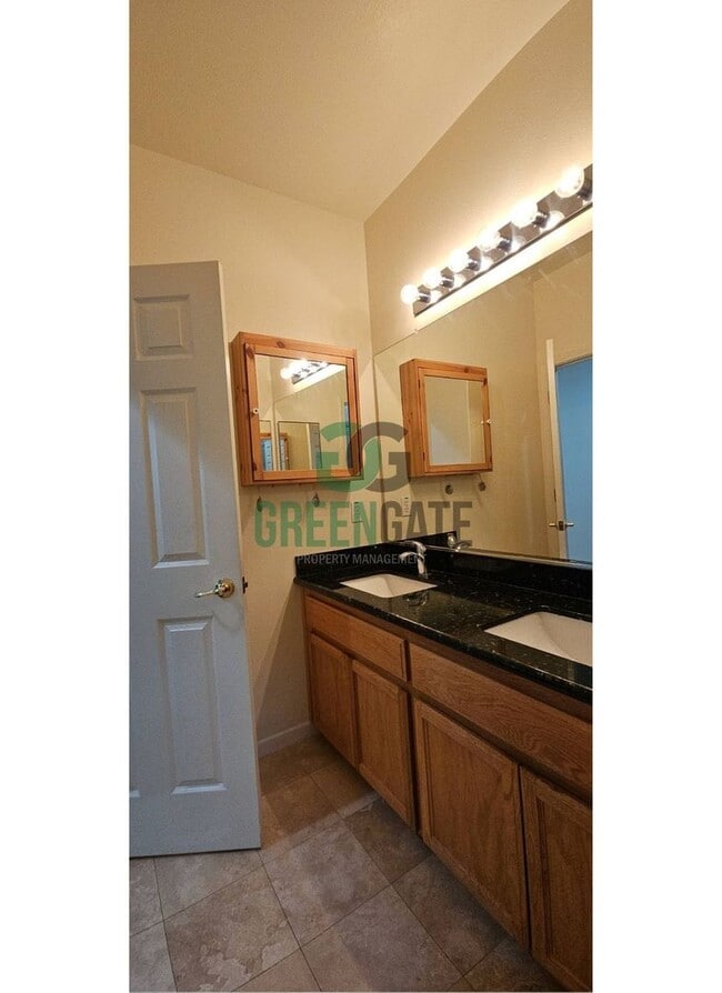 Building Photo - Available Now! 3 Bedroom 2 Bath Spacious Home in Tracy!!