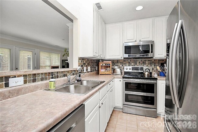 Building Photo - 1140 W 1st St