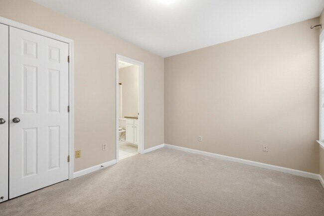 Building Photo - 1277 Island Pl E