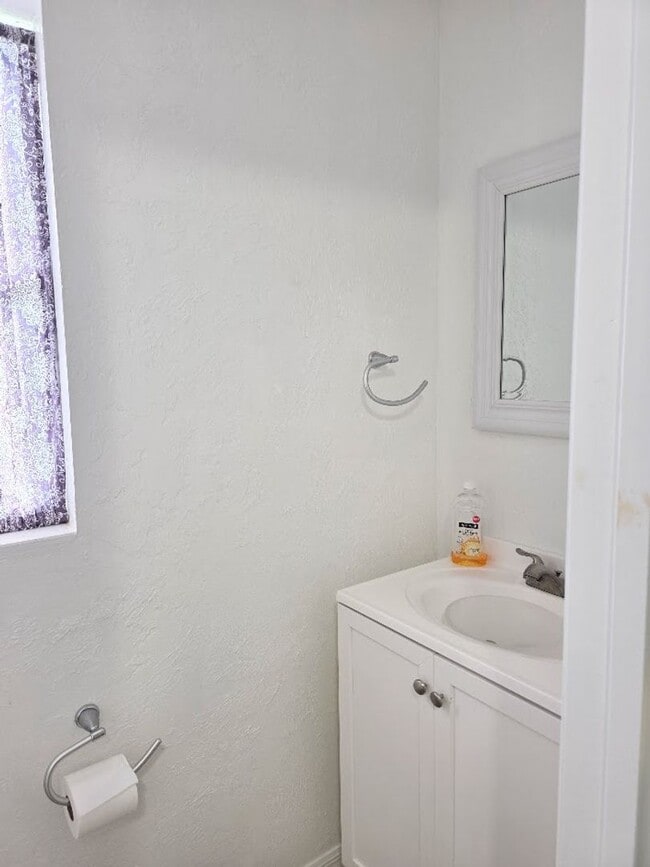 Building Photo - 2 bedroom, 1.5 bath home with 1 car garage