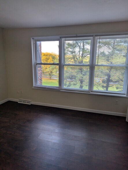 Building Photo - 38 Chestnut Hls