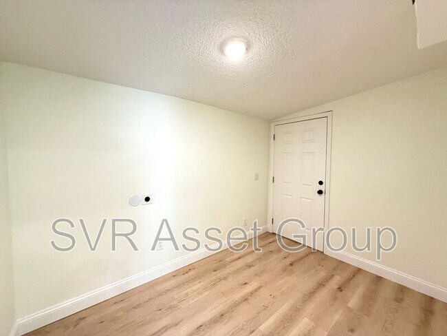 Building Photo - 732 E 57th St