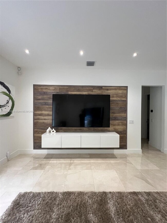 Building Photo - 16326 Mariposa Cir N
