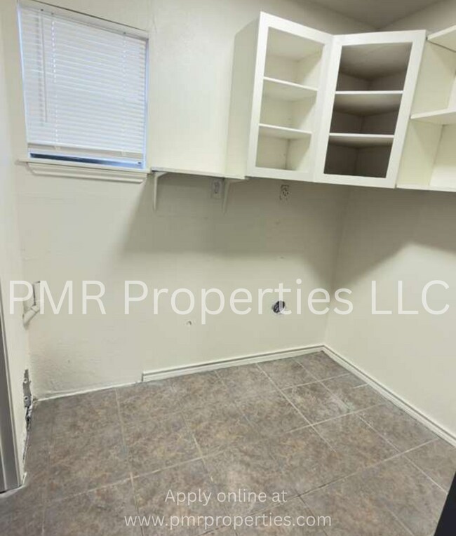 Building Photo - 2 Bedrooms / 1 Bathroom House