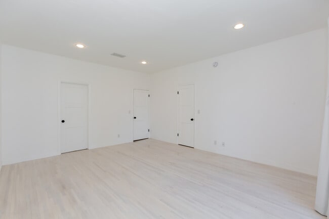 Master bedroom - 8495 Fountain Ave