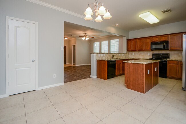 Building Photo - 16102 Limestone Lake Dr