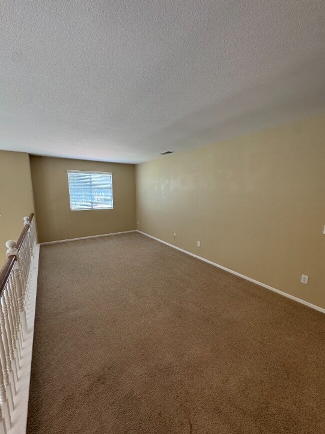 Building Photo - Ideal Layout! 4 Bedroom Home with Main Floor Bed/Bath & Open Loft