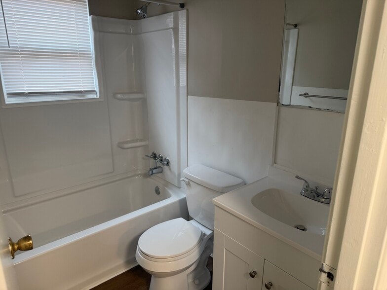 Bathroom - 1515 Steadmantown Ln