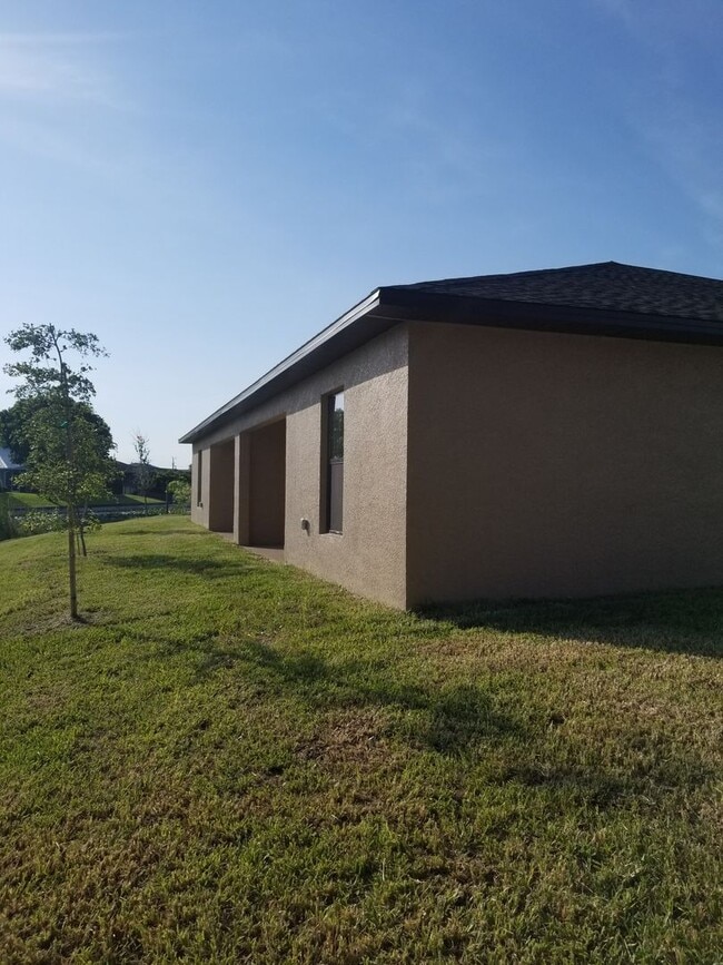 Building Photo - 3 Bedroom 2 Bath 1 Car Garage Waterfront D...