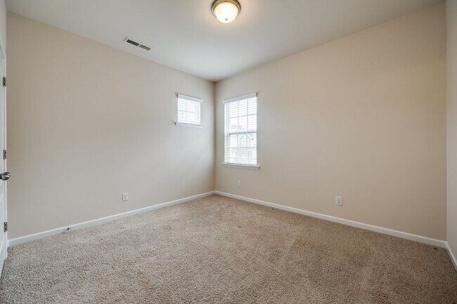 Building Photo - "Spacious 4-Bedroom Retreat with 3 Full Ba...
