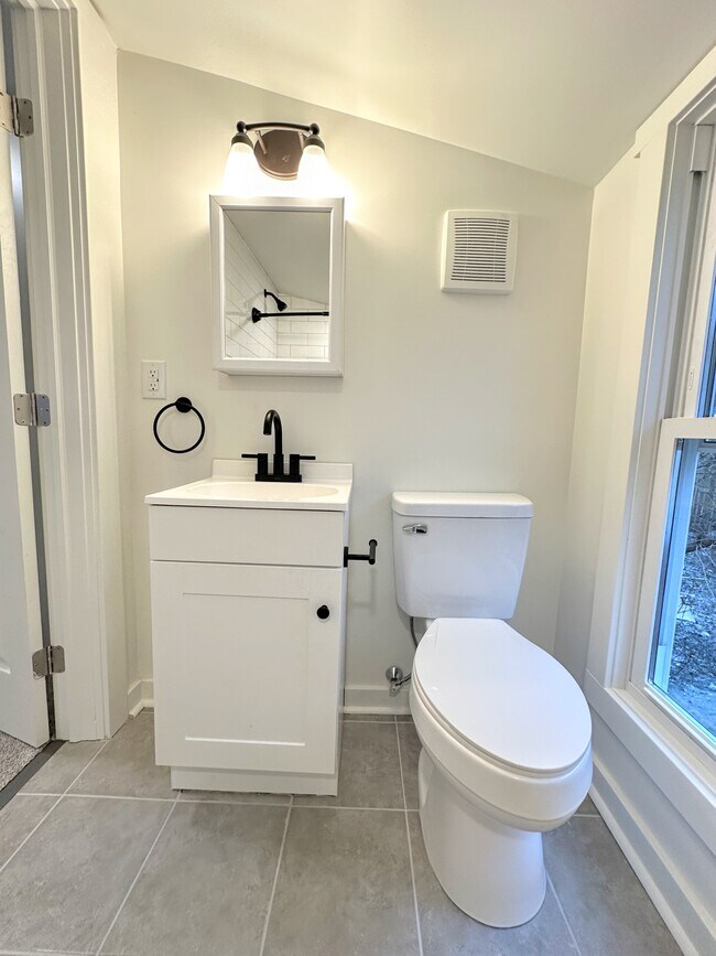 Building Photo - 1337 Methyl St