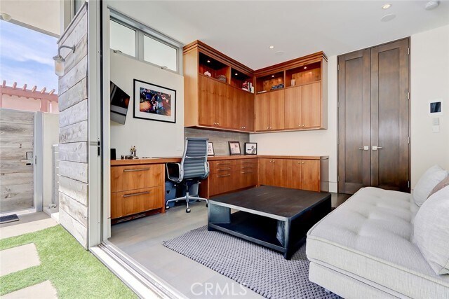 Building Photo - 3208 Ocean Dr