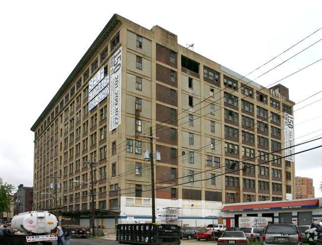 Building Photo - 150 Bay St