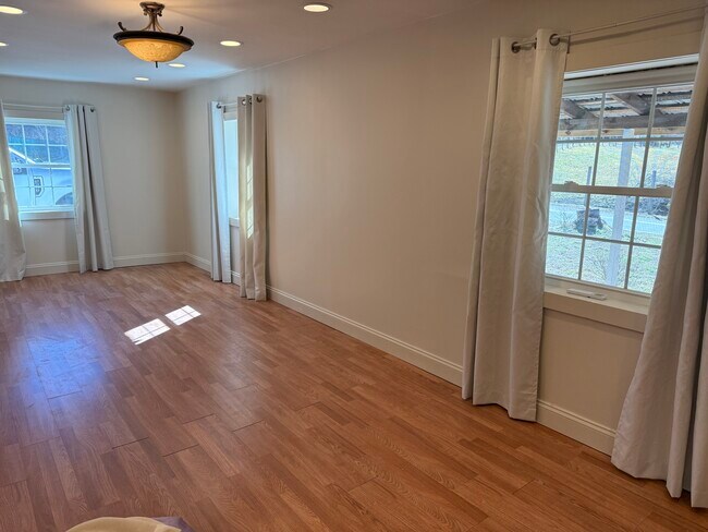 Building Photo - 525 Allen Dr