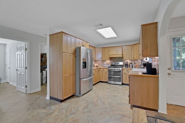Building Photo - 140 Elm Dr