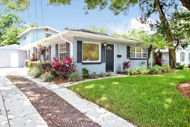 Primary Photo - Charming 4/2 Colonial Town North Home with...