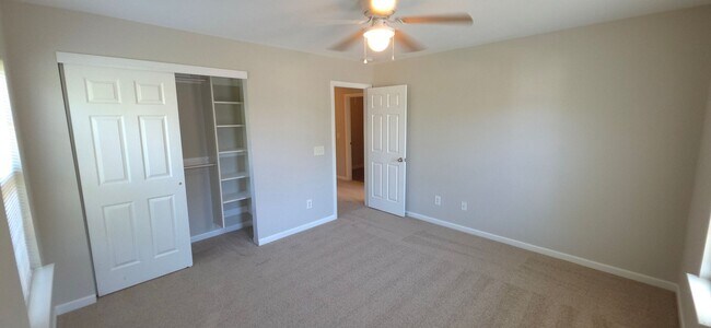 Building Photo - END UNIT TOWN HOME