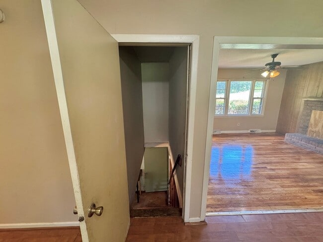 Building Photo - Rural Statesville - 3BR/1BA + Carport & Fu...
