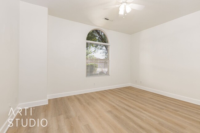 Building Photo - 4 Bedroom. 2/5 Bathroom Home in Meadow Val...