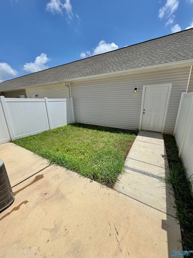 Building Photo - 422 Falls Pointe