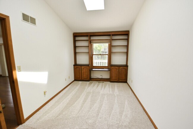 Building Photo - Waterfront Condo in Penn Schools District,...