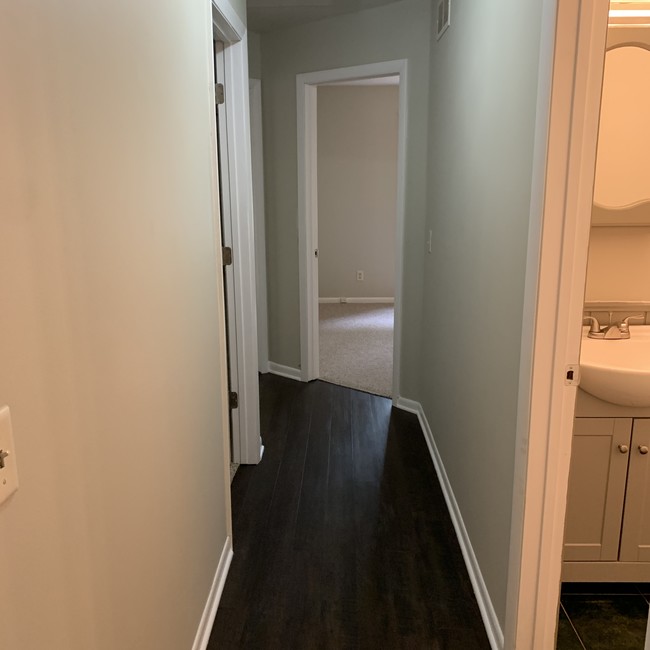 Hallway between bedrooms - 4890 Norfolk Cir