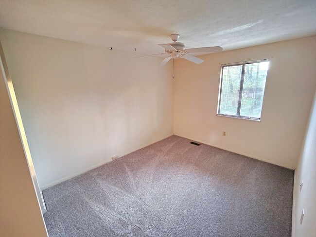 Building Photo - *Spacious & Conveniently Located 3BD/2.5BA Townhouse Available in Bethel Park*
