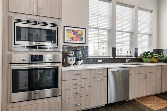 Building Photo - 1305 Town Creek Dr
