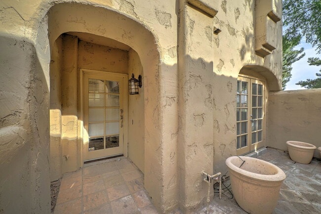 Building Photo - 6141 N 28th Pl