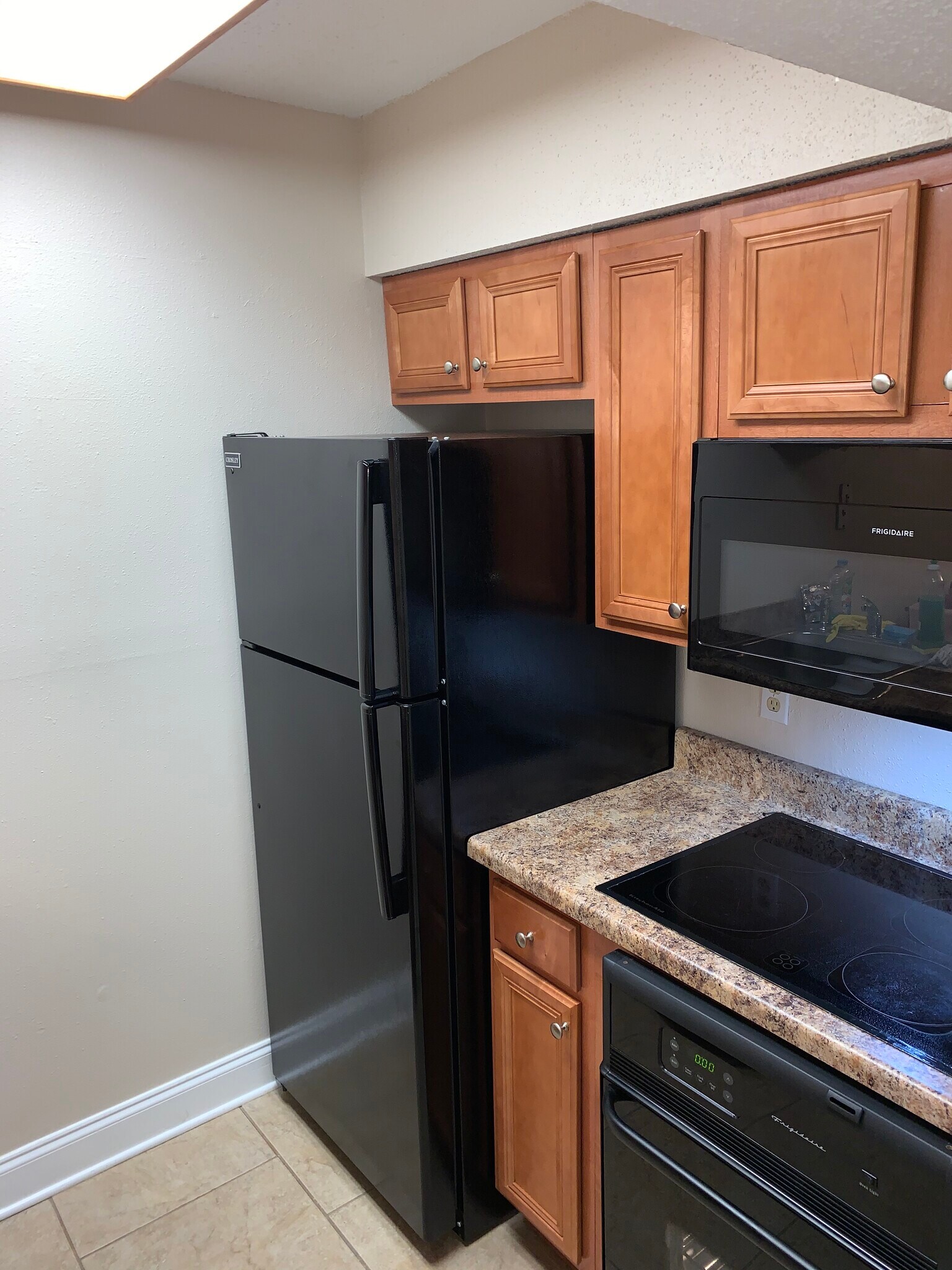 Building Photo - 2330 Edenborn Ave