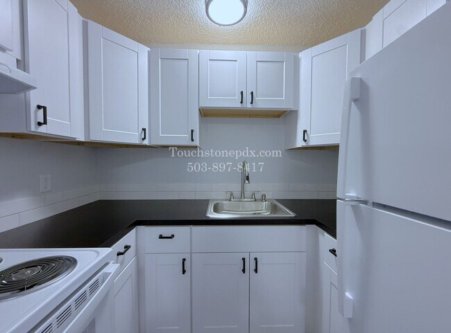 Building Photo - Upper Level Apartment with Bright Living and Everyday Comfort