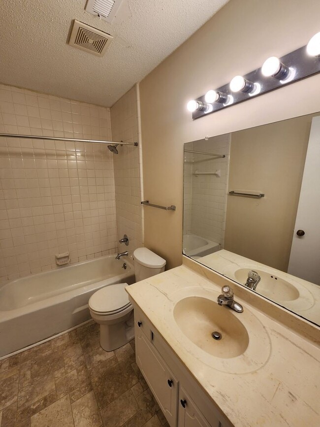 Building Photo - Chapel Hill / The Oaks Townhome