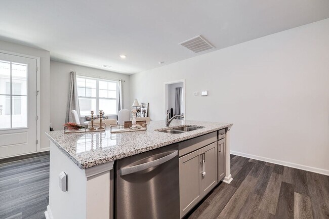 Building Photo - Move-In Ready 3-Bedroom Villa in Gated Savannah Quarters!
