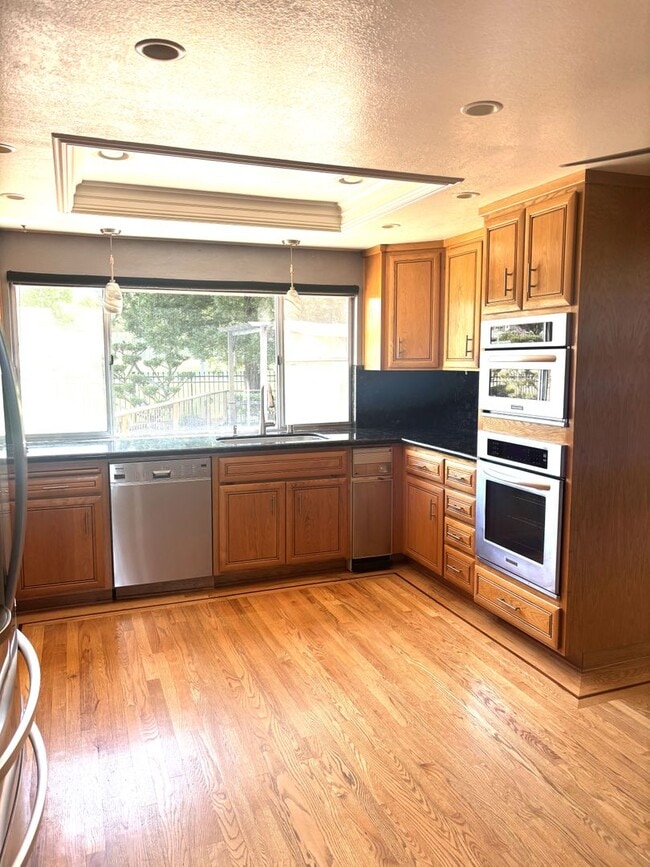 Building Photo - Stunning 4-Bedroom Home on Golf Course wit...