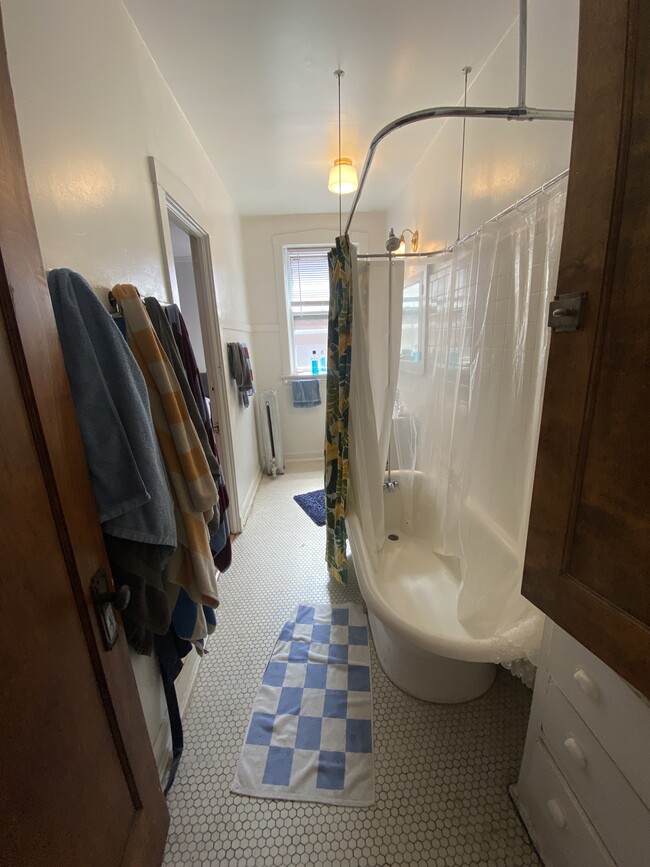 Current Bathroom - 5310-5312 S Dorchester Ave