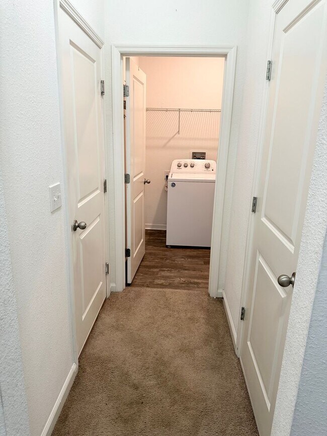 Building Photo - Private Back Yard! - 3 Bedroom 2 Bathroom ...