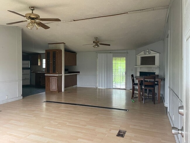 Building Photo - 5 Bedroom, 3 Bath 2,128 sq ft Doublewide T...
