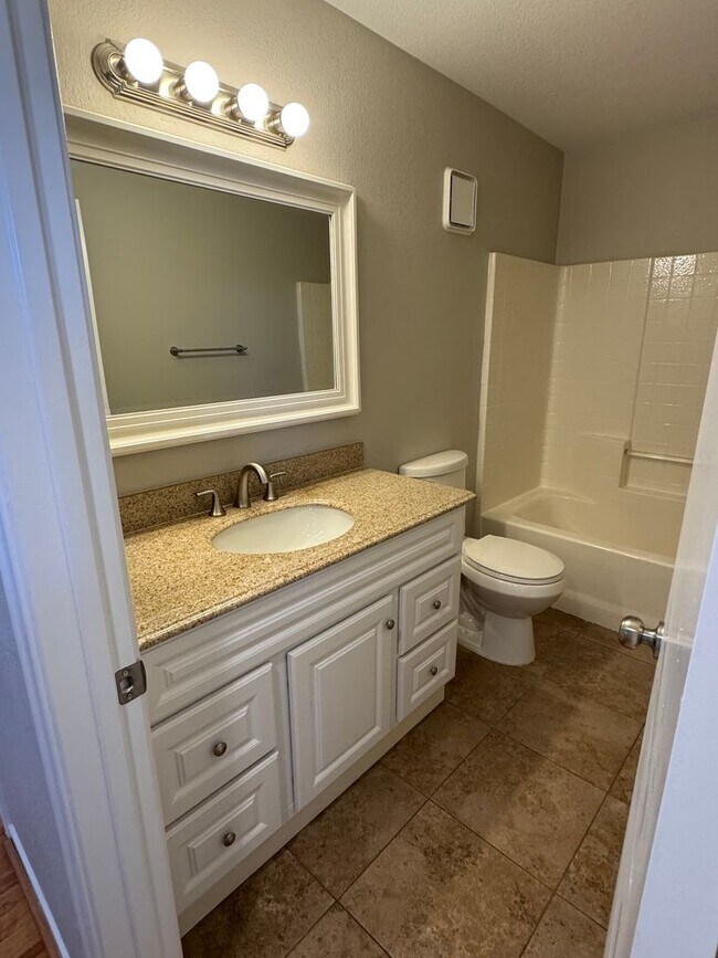 Building Photo - Transformed Townhome