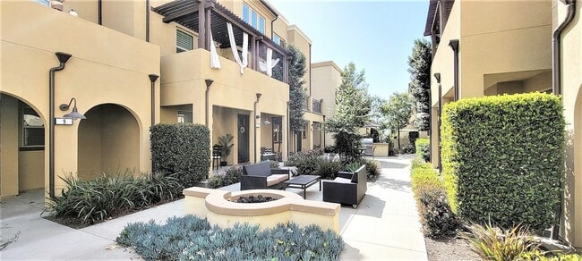 Building Photo - 2 Adelfa St