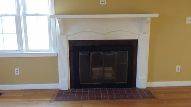 Building Photo - Come make this home yours