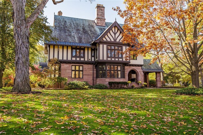 Building Photo - 901 East Ave