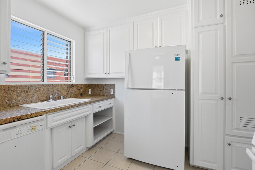 Building Photo - 722 1/2 N Edinburgh Ave