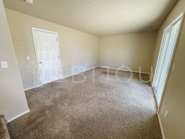 Building Photo - 850 Marshall Dr